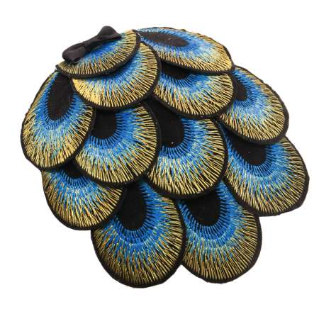 Edler Fascinator mit gestickten Pfauenfeder Applikation